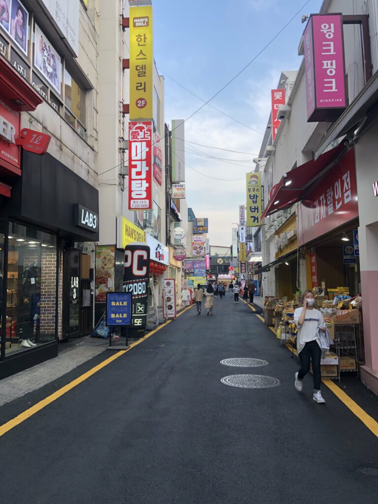 Image of a South Korean Street, nearly empty during COVID-19.
